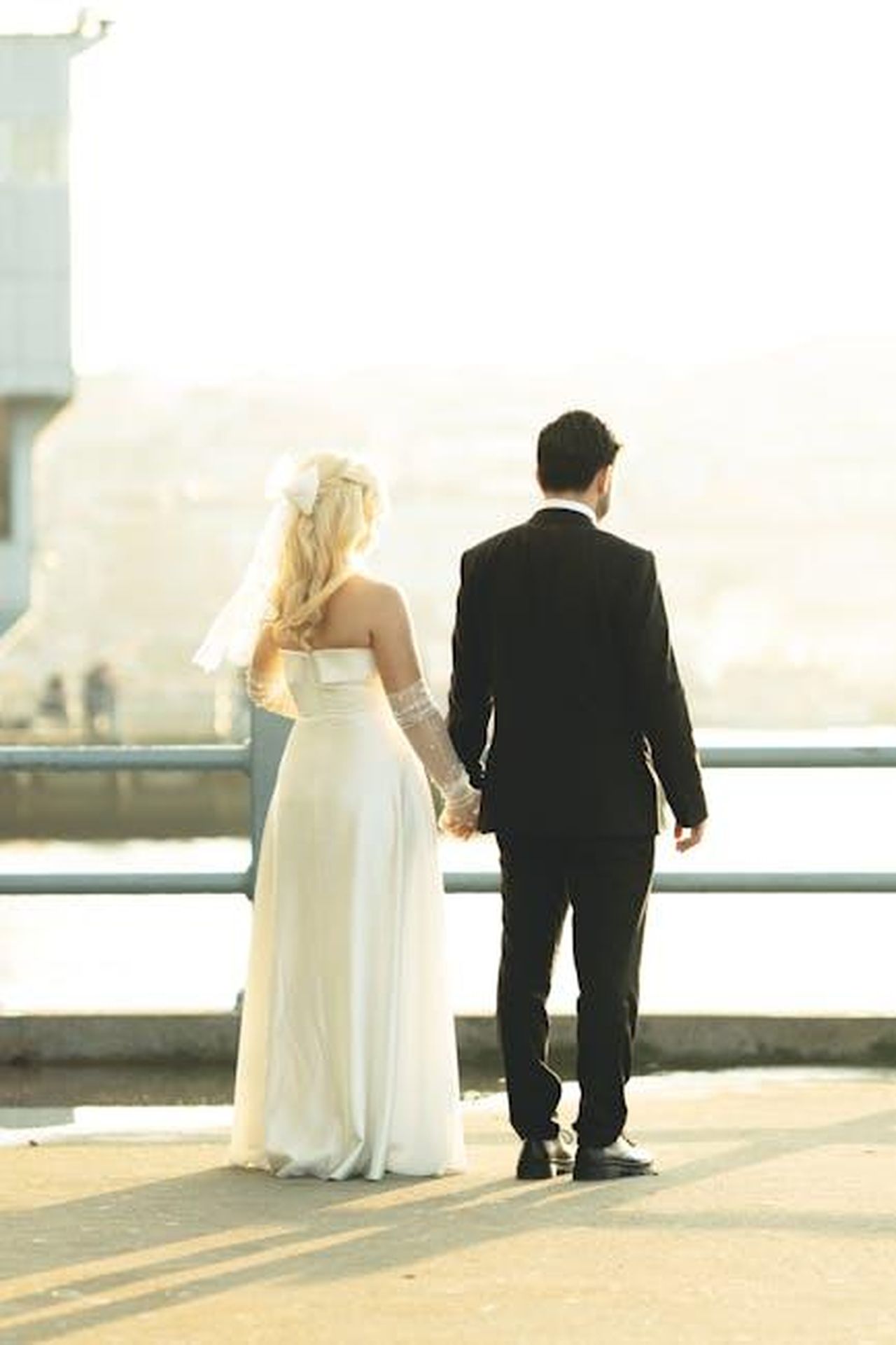 Speculazioni_sulla_relazione_tra_Lopez_e_Goldstein_fOwFdeoXCw - Confidenze24 Source: Caner Demiroğlu - pexels - A bride and groom hold hands while looking at a scenic view, embracing love on their special day.
