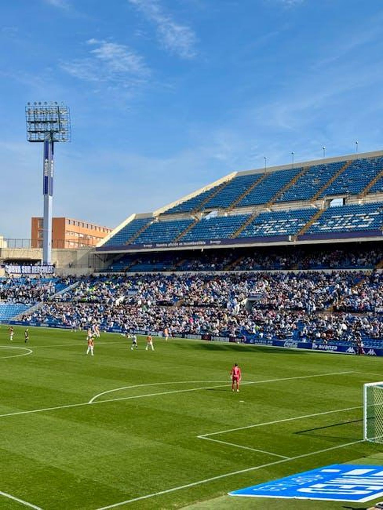 Sperando_in_un_aggiornamento_positivo_lFjVcnyvbf - Confidenze24 Source: Miguel Rivera - pexels - Crowded soccer stadium in Alicante on a sunny day, vibrant atmosphere.