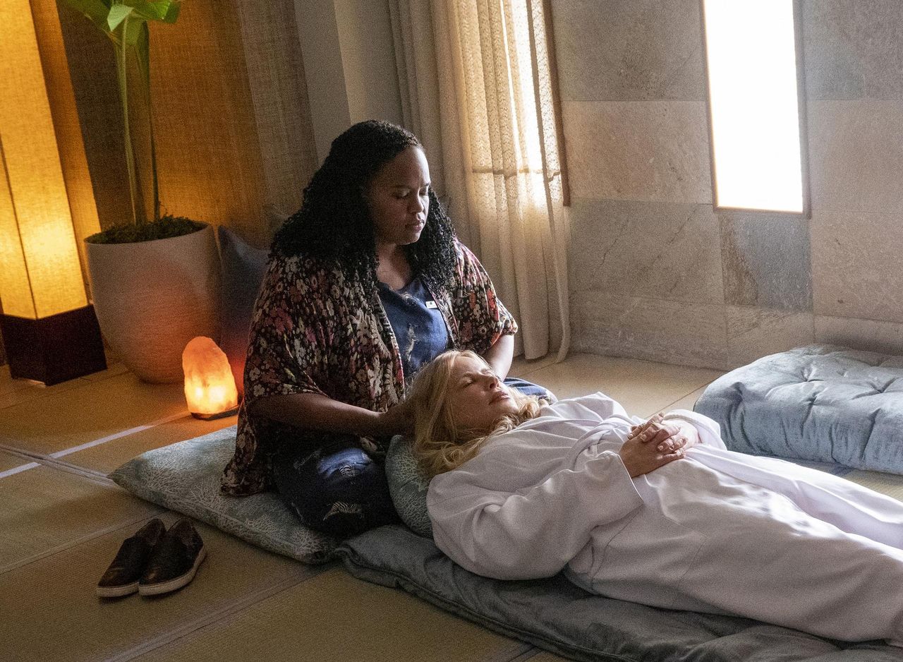Spiritualit_e_ego_nella_trama_di_stagione_3_TmlTNqRHLY - Confidenze24 Source: Mario Perez/HBO - HBO - Natasha Rothwell & Jennifer Coolidge.