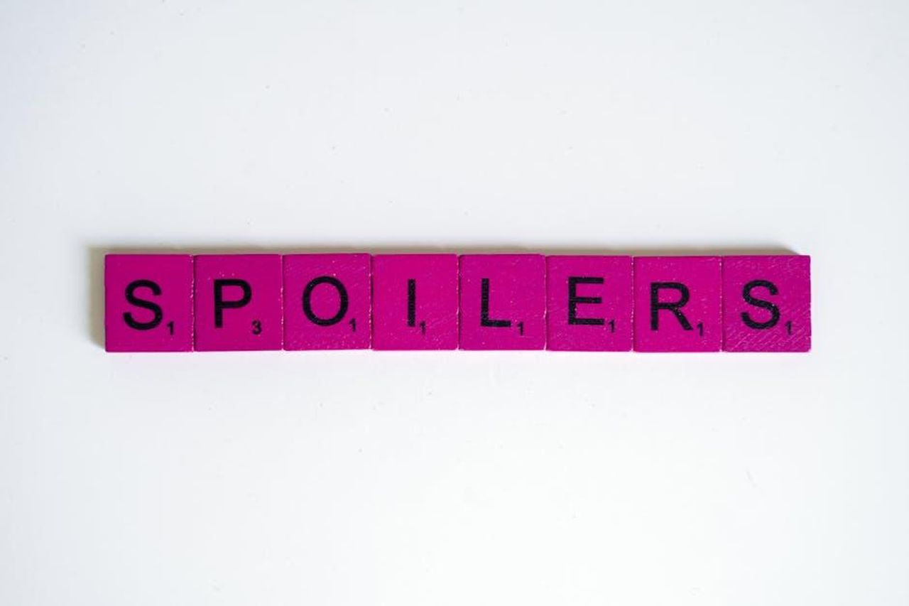 Spoiler_di_EastEnders_Kathy_e_Harvey_si_avvicinano_mentre_si_avvicina_il_funerale_grLjmCdvMQ - Confidenze24 Source: Anna Tarazevich - pexels - Pink Scrabble tiles spelling the word 'Spoilers' on a white background. Top view and minimalist style.