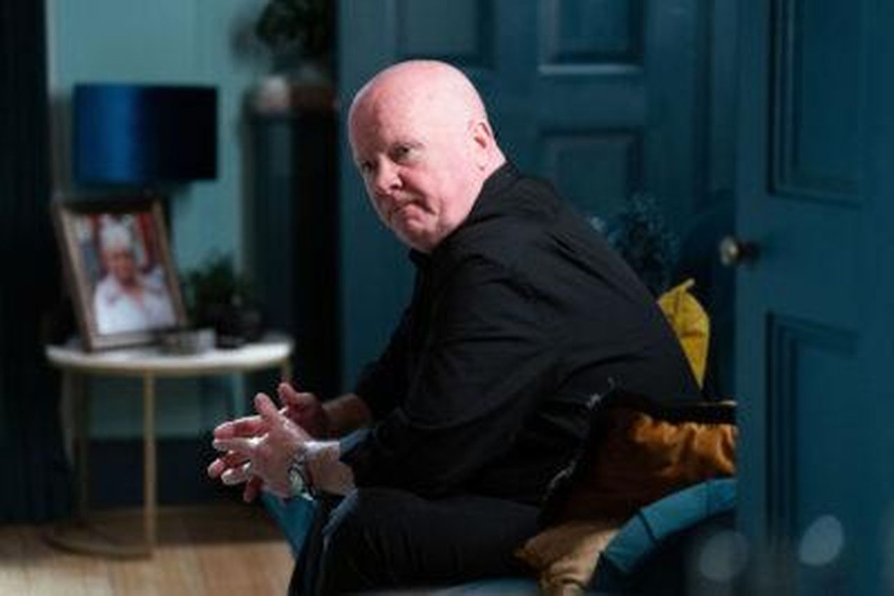 Spoiler_di_EastEnders_per_la_prossima_settimana_1_Phil_scompare_mlJV1Fs8dp - Confidenze24 Spoiler di EastEnders per la prossima settimana: 1. Phil scompare Phil confessa i suoi sentimenti
