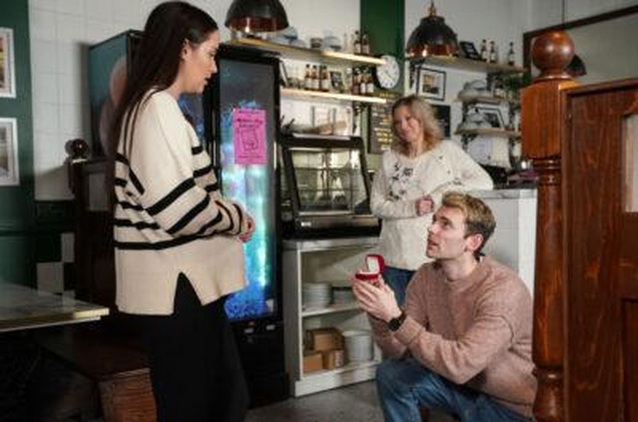 Spoiler_di_EastEnders_per_la_prossima_settimana_5_Peter_propone_FDqWc7kae3 - Confidenze24 Spoiler di EastEnders per la prossima settimana: 5. Peter propone Peter propone a Lauren