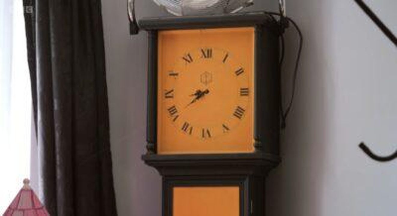 Stacey_Solomon_e_il_team_riordinano_la_casa_di_Katrina_mVrHHGcgud - Confidenze24 Source: BBC - - Orologio arancione in Sort Your Life Out