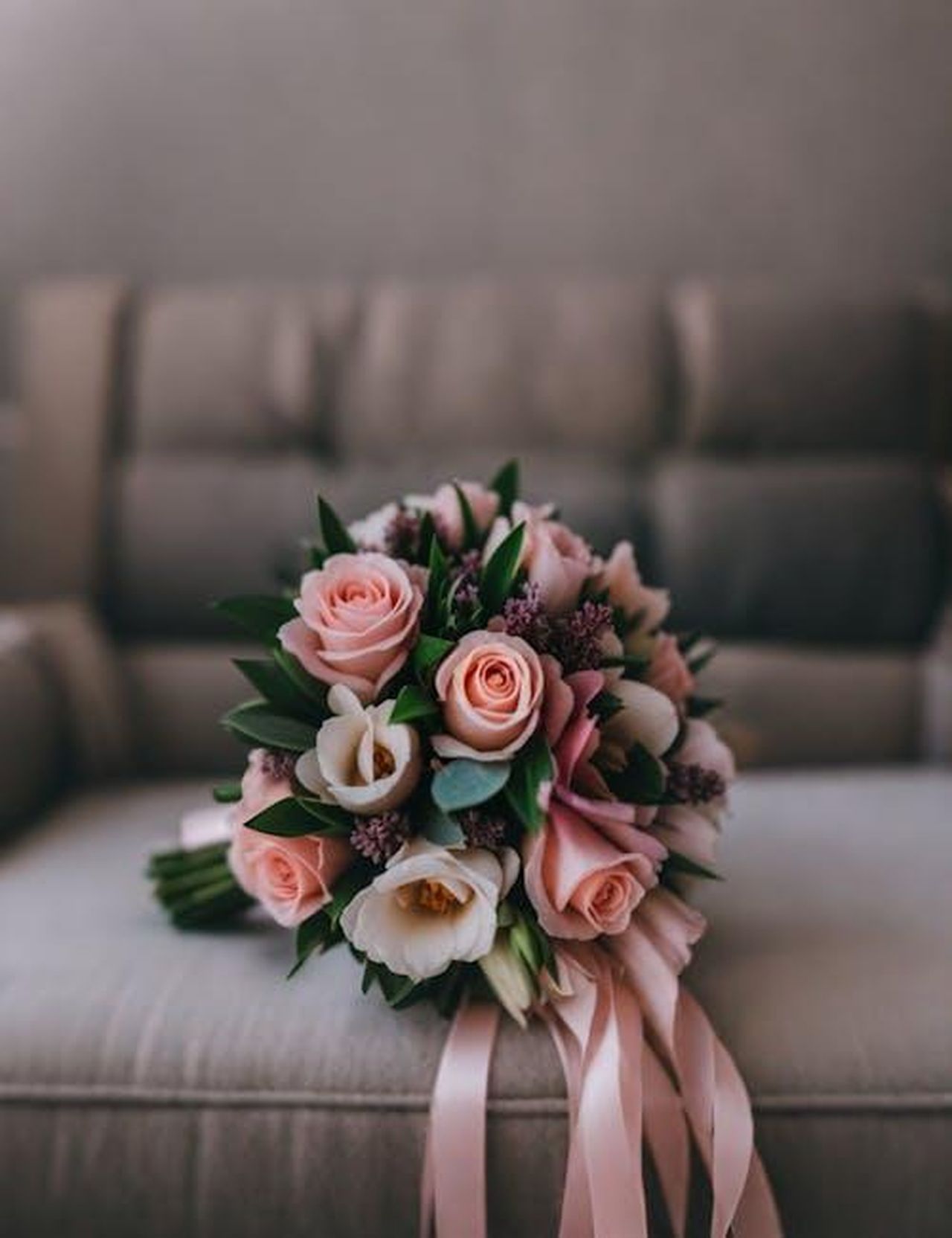 Stacey_e_Ravi_per_una_storia_damore_Zd6jsmdtKc - Confidenze24 Source: ö𝐳𝐥𝐞𝐦 ✰ - pexels - A beautiful bouquet of pink and white roses with ribbons on a sofa, ideal for weddings and decorations.