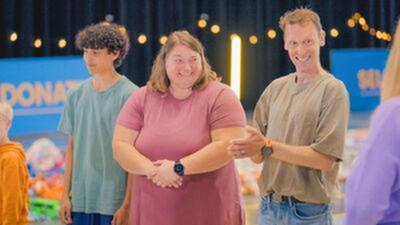 Stacey_e_il_team_aiutano_a_declutterare_la_casa_dei_Clarke_XbSKizCyTT - Confidenze24 Source: BBC - - Jon, Sarah e Timeon su Sort Your Life Out