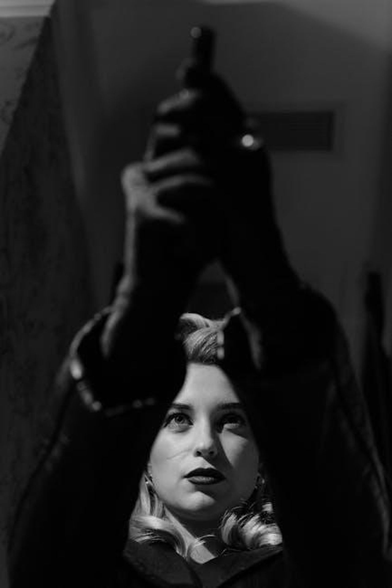 Statistiche_sulla_violenza_armata_tra_i_bambini_f4IRI2kWNa - Confidenze24 Source: cottonbro studio - pexels - Black and white photo of a mysterious femme fatale holding a gun, evoking film noir style.