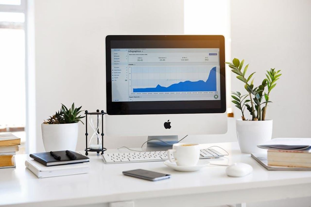 Statistiche_sulle_morti_di_Sean_Bean_VCr2u0DoPk - Confidenze24 Source: Serpstat - pexels - A clean, contemporary workspace featuring a desktop with analytics on the screen and plants for a fresh look.