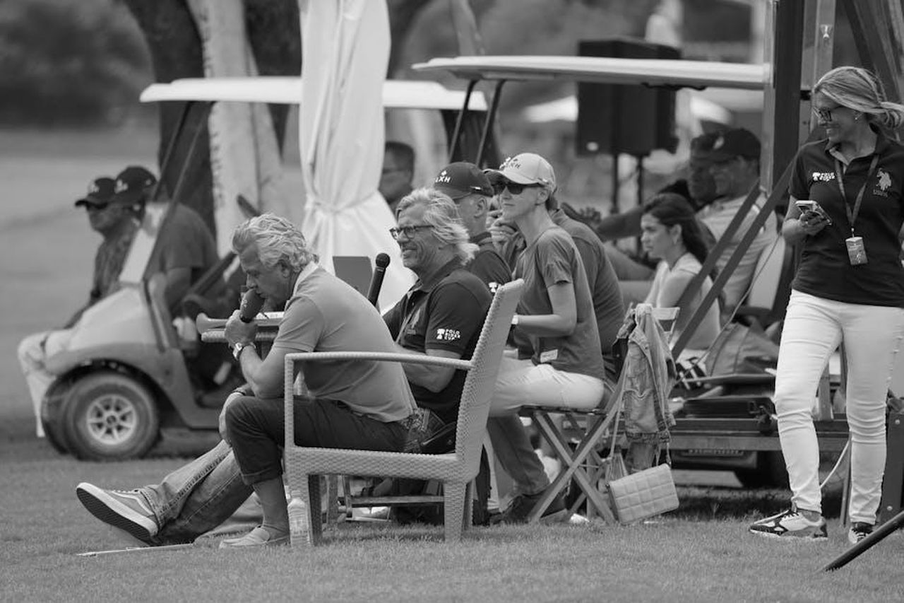Stephen_A_Smith_parla_della_situazione_8XI6IIDZC9 - Confidenze24 Source: Жанна Алимкулова - pexels - Spectators gathered at an outdoor golf tournament, engaged and attentive.