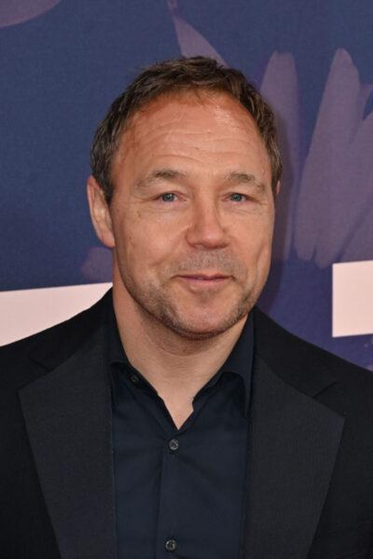 Stephen_Graham_quasi_adotta_il_coprotagonista_Thomas_Turgoose_2blkEYDHZw - Confidenze24 Source: CoverImages.com - - Stephen Graham sorridente
