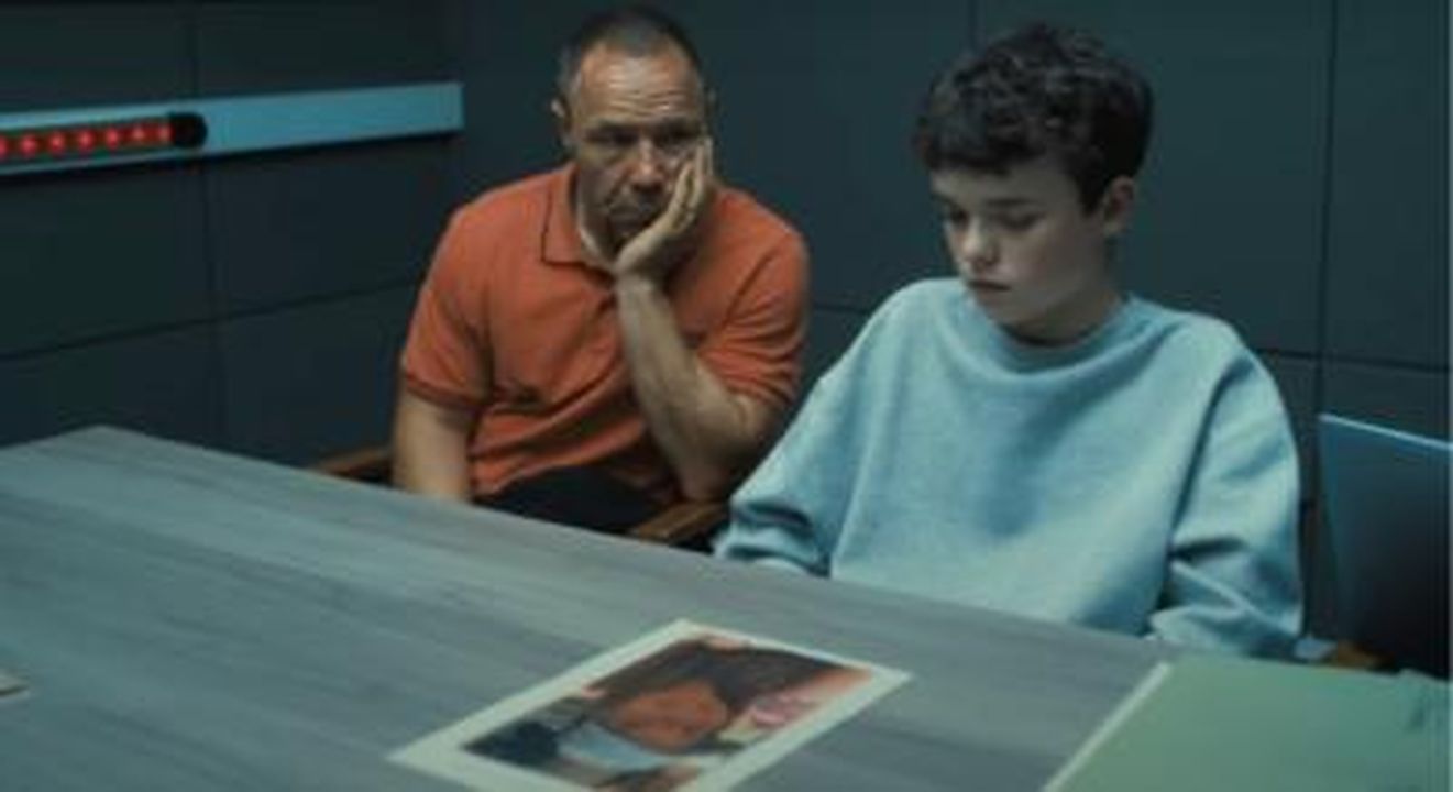 Stephen_Graham_suggerisce_una_possibile_stagione_2_di_Adolescence_EpypyCmZoo - Confidenze24 Source: Netflix - - Screenshot da Adolescence che mostra Stephen Graham e Owen Cooper