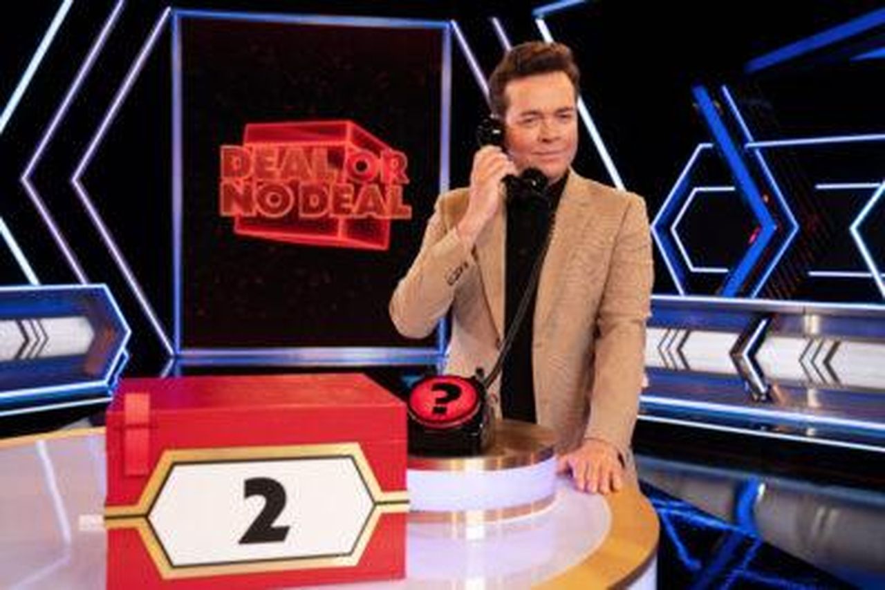 Stephen_Mulhern_rilascia_dichiarazioni_su_Deal_or_No_Deal_stagione_3_FKJ7BmPZT6 - Confidenze24 Source: ITV - - Stephen Mulhern presenta Deal or No Deal
