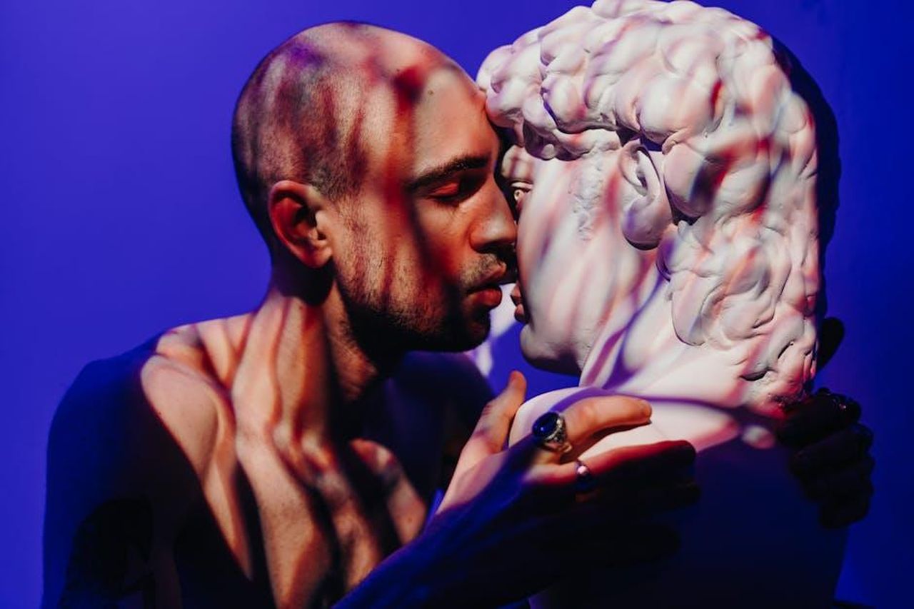 Stephen_e_il_suo_breakdown_Ja7KYTMzo9 - Confidenze24 Source: cottonbro studio - pexels - A man intimately engages with a sculpture, exploring themes of self-love and connection.