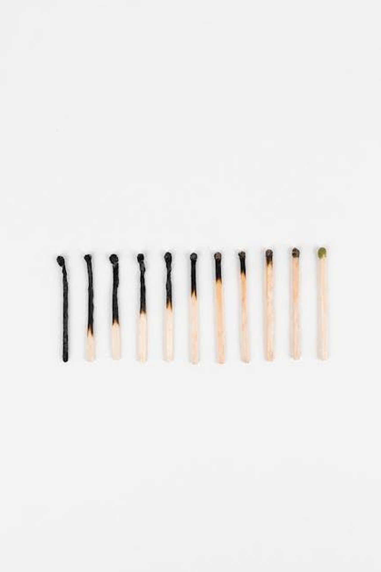 Sterling_K_Brown_ha_ottenuto_Paradise_su_Hulu_eihu2JQAlg - Confidenze24 Source: Maksim Goncharenok - pexels - Conceptual image showing evolution of matchsticks from burnt to unlit arranged on white background.