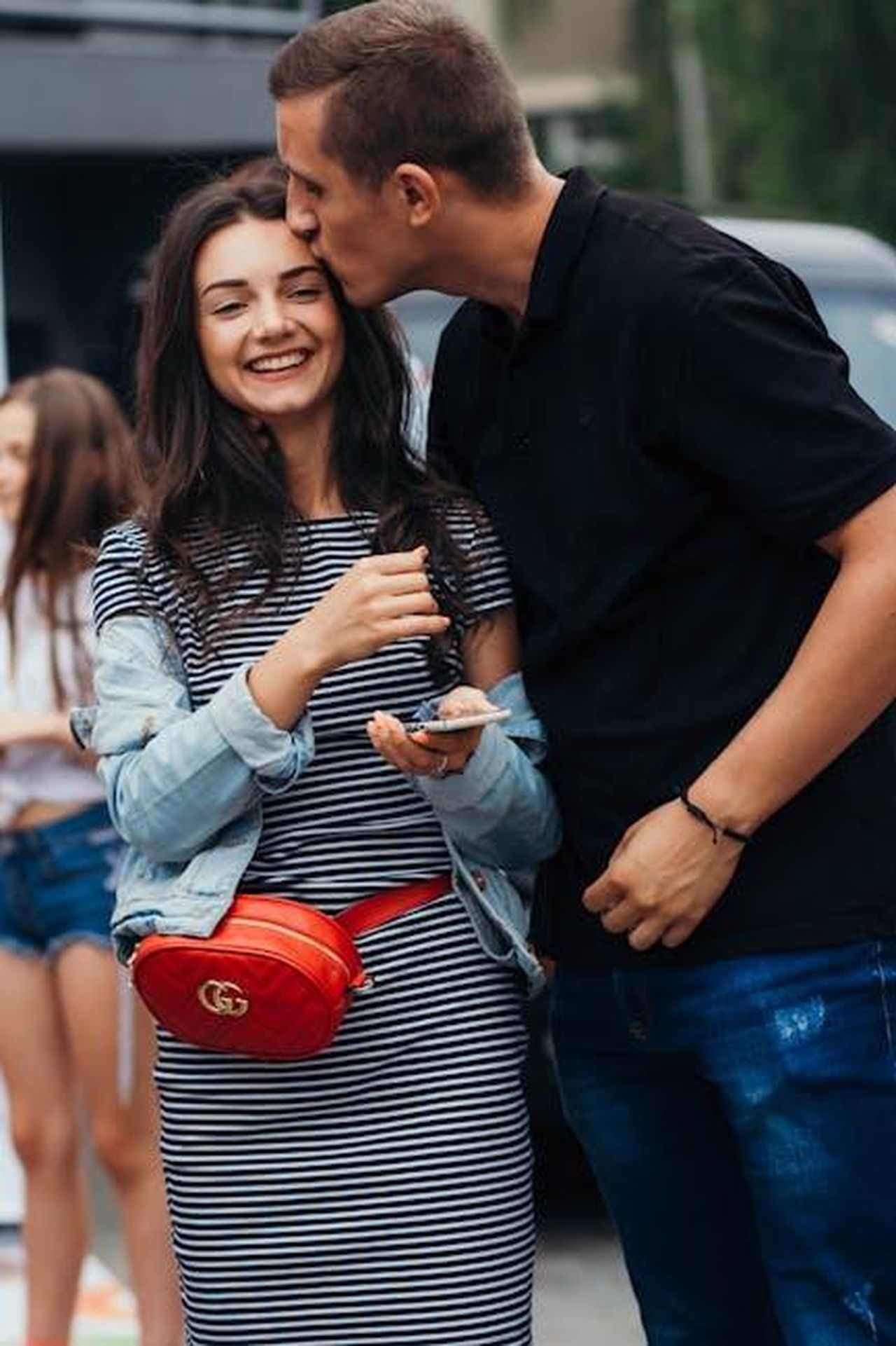 Storia_damore_tra_Bhad_Bhabie_e_Le_Vaughn_IeQurTLAv6 - Confidenze24 Source: ira dulger - pexels - Smiling couple sharing an affectionate moment outdoors.