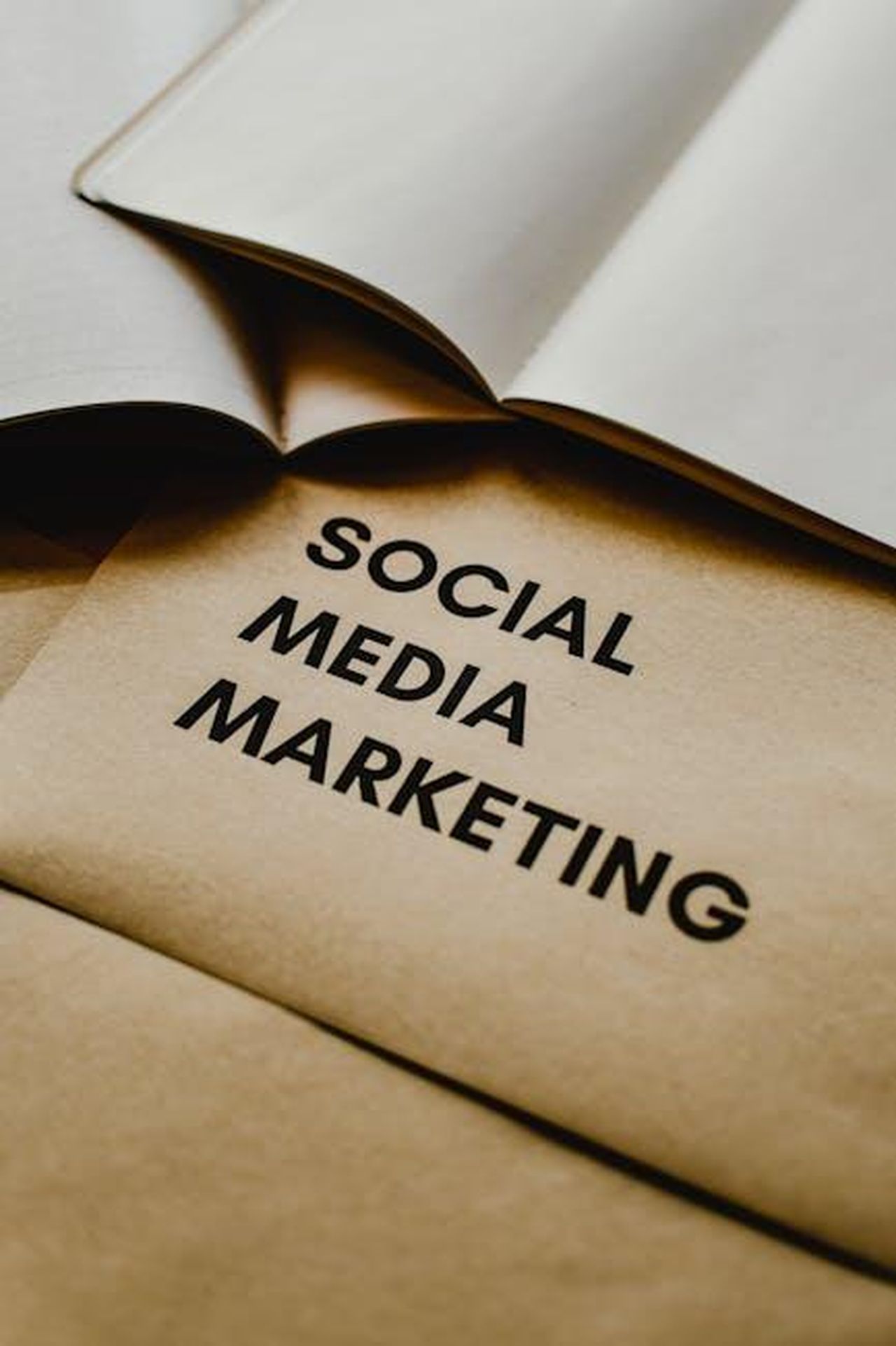Strategia_di_influencer_di_Meghan_lip20zy7c9 - Confidenze24 Source: Eva Bronzini - pexels - Close-up of brown envelopes with 'Social Media Marketing' text, ideal for startup themes.