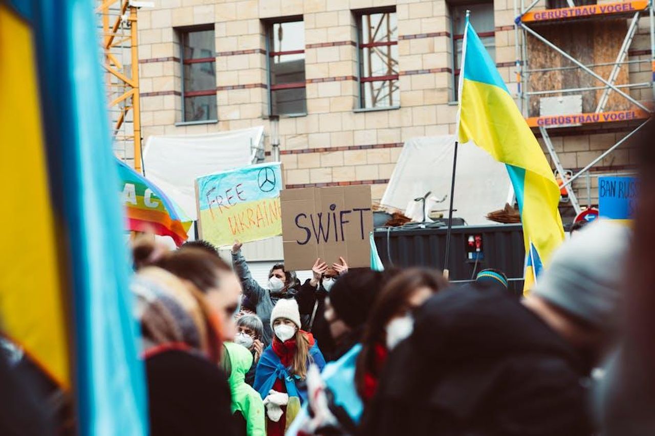 Strategia_sociale_di_Taylor_Swift_zKoK8mqr51 - Confidenze24 Source: Markus Spiske - pexels - A large protest advocating for Ukraine with banners and flags, capturing public solidarity.