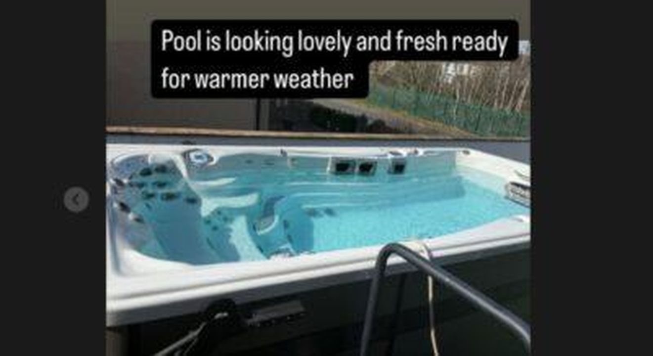 Sue_e_Noel_Radford_mostrano_la_piscina_da_40k_75oSzUW2Hz - Confidenze24 Source: Entertainment Daily - - Piscina della famiglia Radford