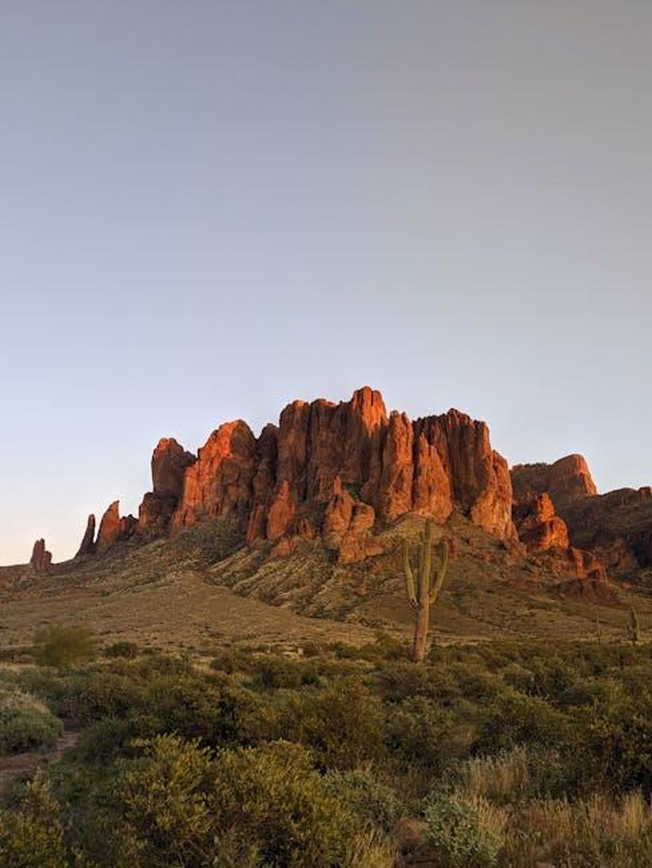 Superstizioni_e_cambi_di_posizione_FWw5ck1mWk - Confidenze24 Source: Patrick Boyer - pexels - Beautiful sunset view of the Superstition Mountains in Arizona with towering cacti.