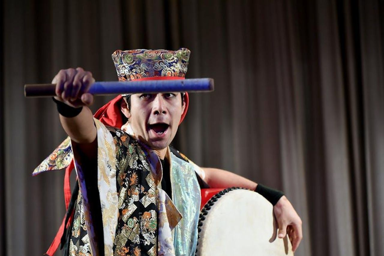 Sutton_Foster_la_nuova_Loretta_Lynn_a_Broadway_aYBz71KEF2 - Confidenze24 Source: Chen Te - pexels - A male performer in traditional attire playing a taiko drum energetically on stage.