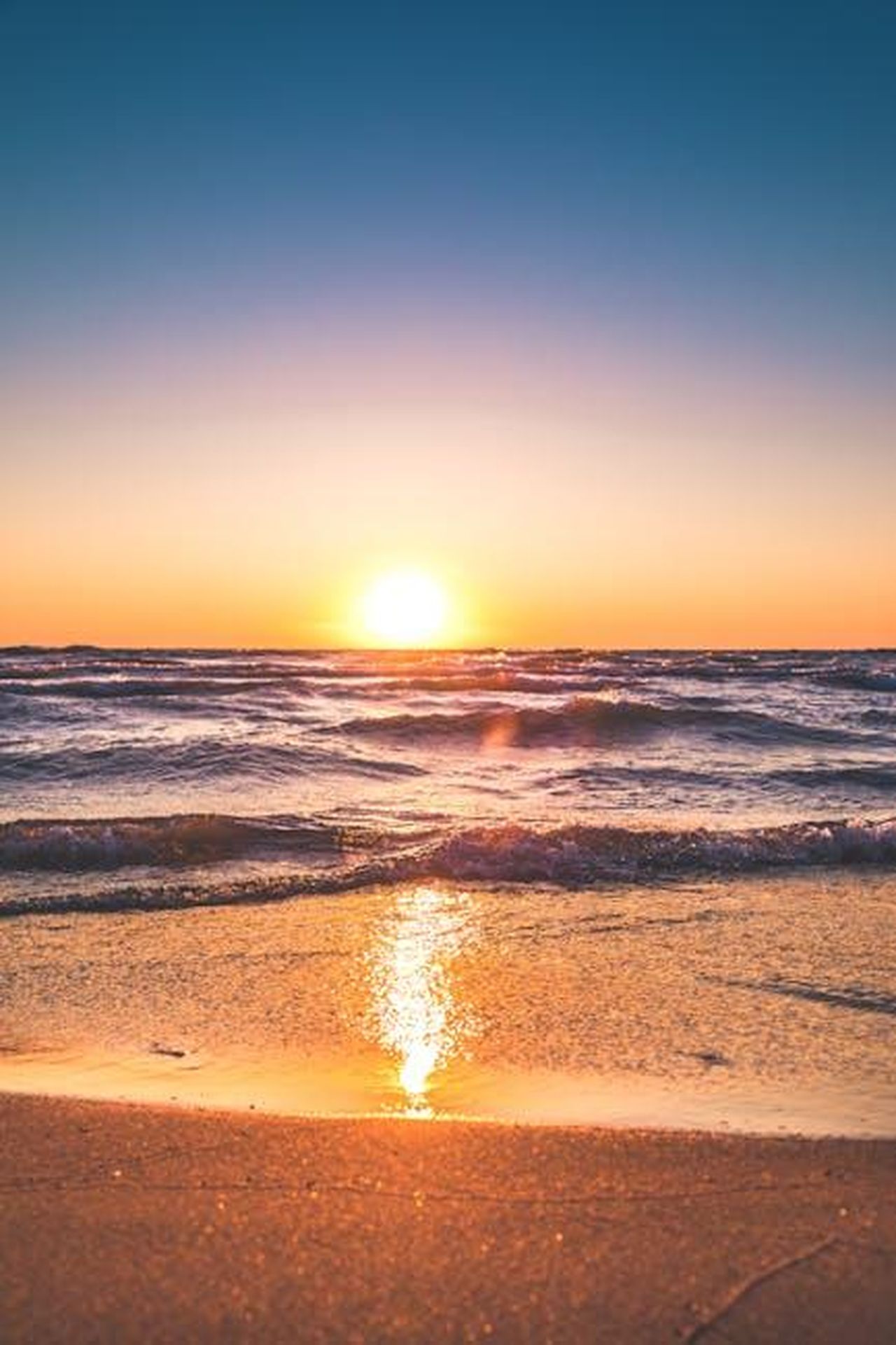 Sutton_Foster_spegne_le_critiche_su_Instagram_8FyMVUU5pG - Confidenze24 Source: Travis Rupert - pexels - Experience the serene sunset over Ludington Beach with vibrant colors and tranquil waves.