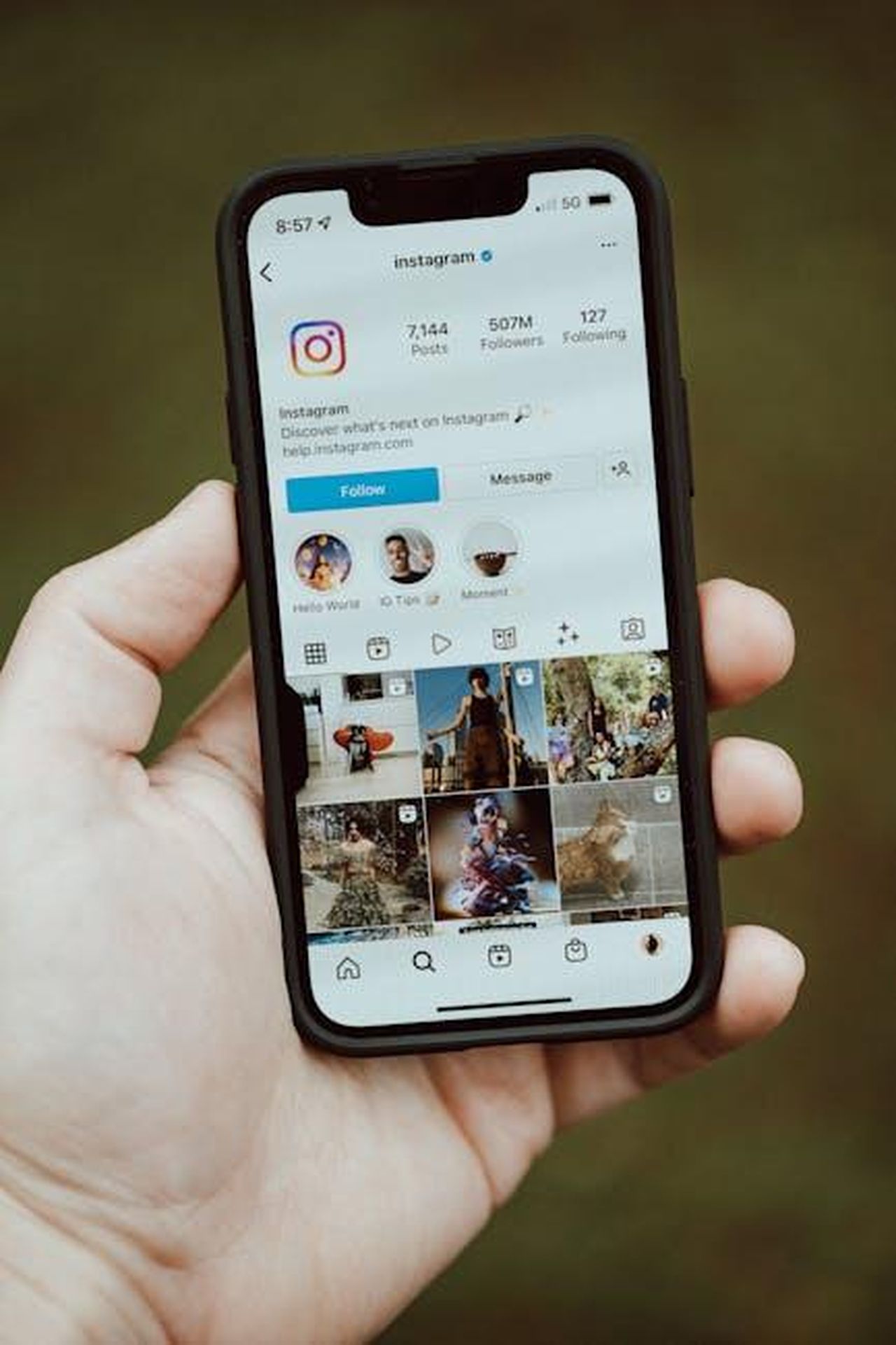 Sydney_Sweeney_e_il_suo_post_su_Instagram_1162bmLDLs - Confidenze24 Source: Connor McManus - pexels - A close-up of a hand holding a smartphone showing an Instagram profile app screen.