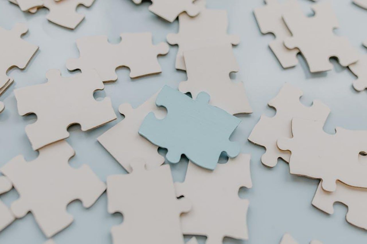 Teaser_trailers_rilasciati_per_le_nuove_serie_o9I3LnCt0Q - Confidenze24 Source: Tara Winstead - pexels - A close-up view of scattered puzzle pieces on a light background, featuring a unique blue piece.