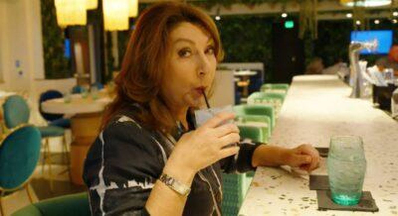Tempi_difficili_z4zMYQkJ6F - Confidenze24 ‘Tempi difficili’ Jane McDonald usa una cannuccia