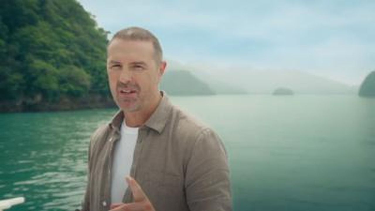 Tensioni_tra_Imani_e_i_compagni_iGFspxpym3 - Confidenze24 Source: Channel 4 - - Paddy McGuinness mentre cammina sulla spiaggia