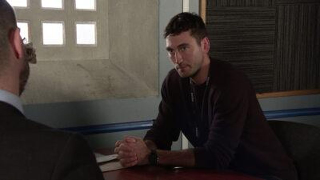 Teoria_2_Si_scaglia_contro_Lou_isVfzFpAcQ - Confidenze24 Source: ITV - - Mick ha legami con Kit