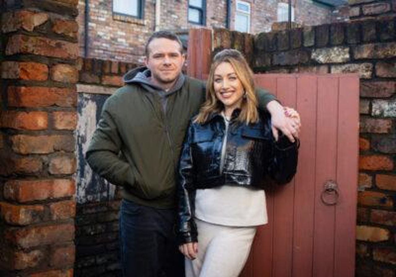 Teoria_3_Scopre_un_cattivo_TNJQLDYGDz - Confidenze24 Source: ITV - - Mick e Lou sono i 'vicini incubo' di Gemma e Chesney