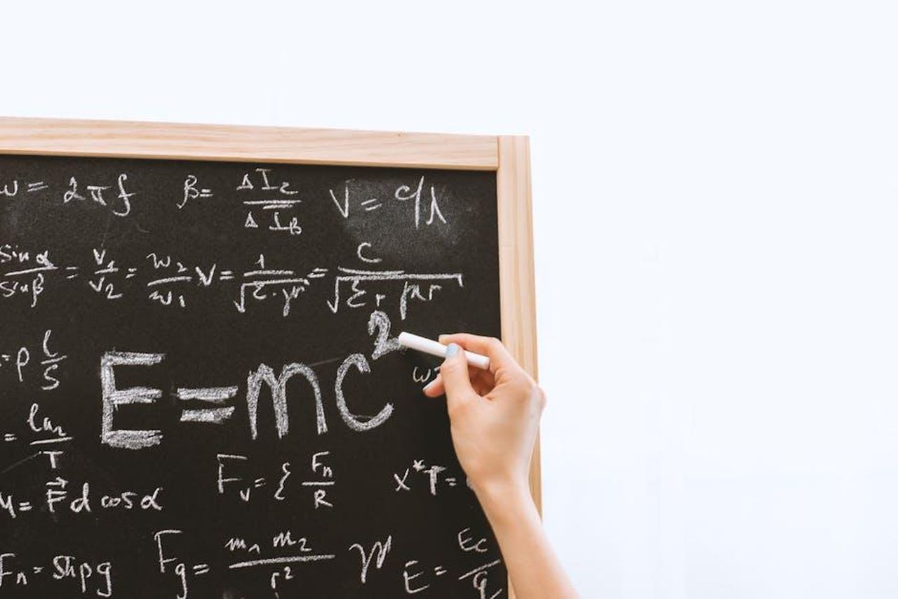 Teorie_dei_fan_su_Avani_e_la_vendetta_su_Amy_LnLHJqab8q - Confidenze24 Source: JESHOOTS.com - pexels - Close-up of hand writing physics equations on a chalkboard indoors.