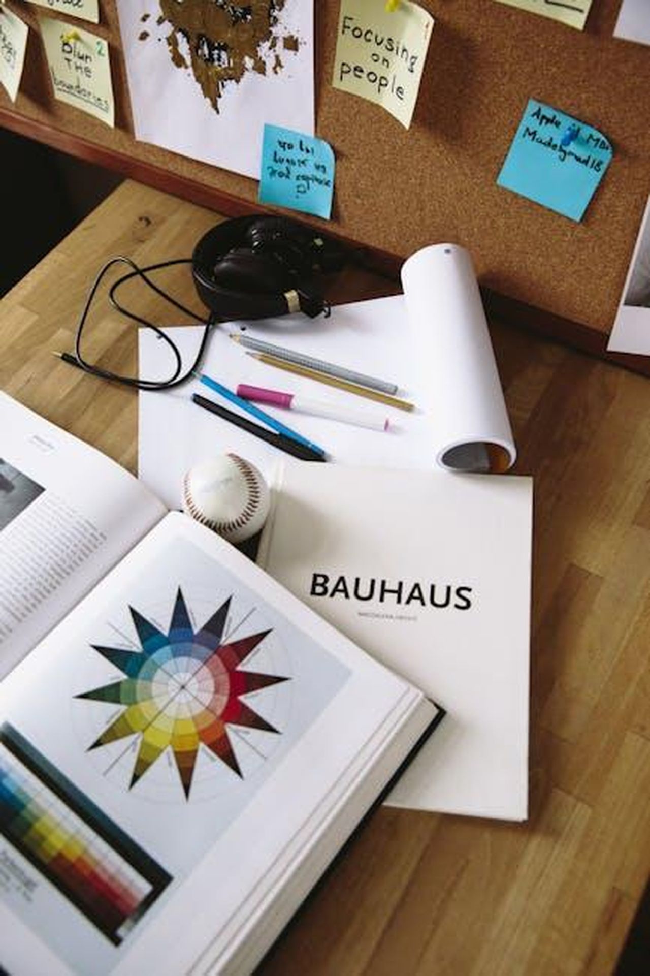Teorie_popolari_per_ACOTAR_6_0QXgLG6gsF - Confidenze24 Source: Polina Zimmerman - pexels - Artistic desk setup featuring Bauhaus design book and stationery. Ideal for creative inspiration.