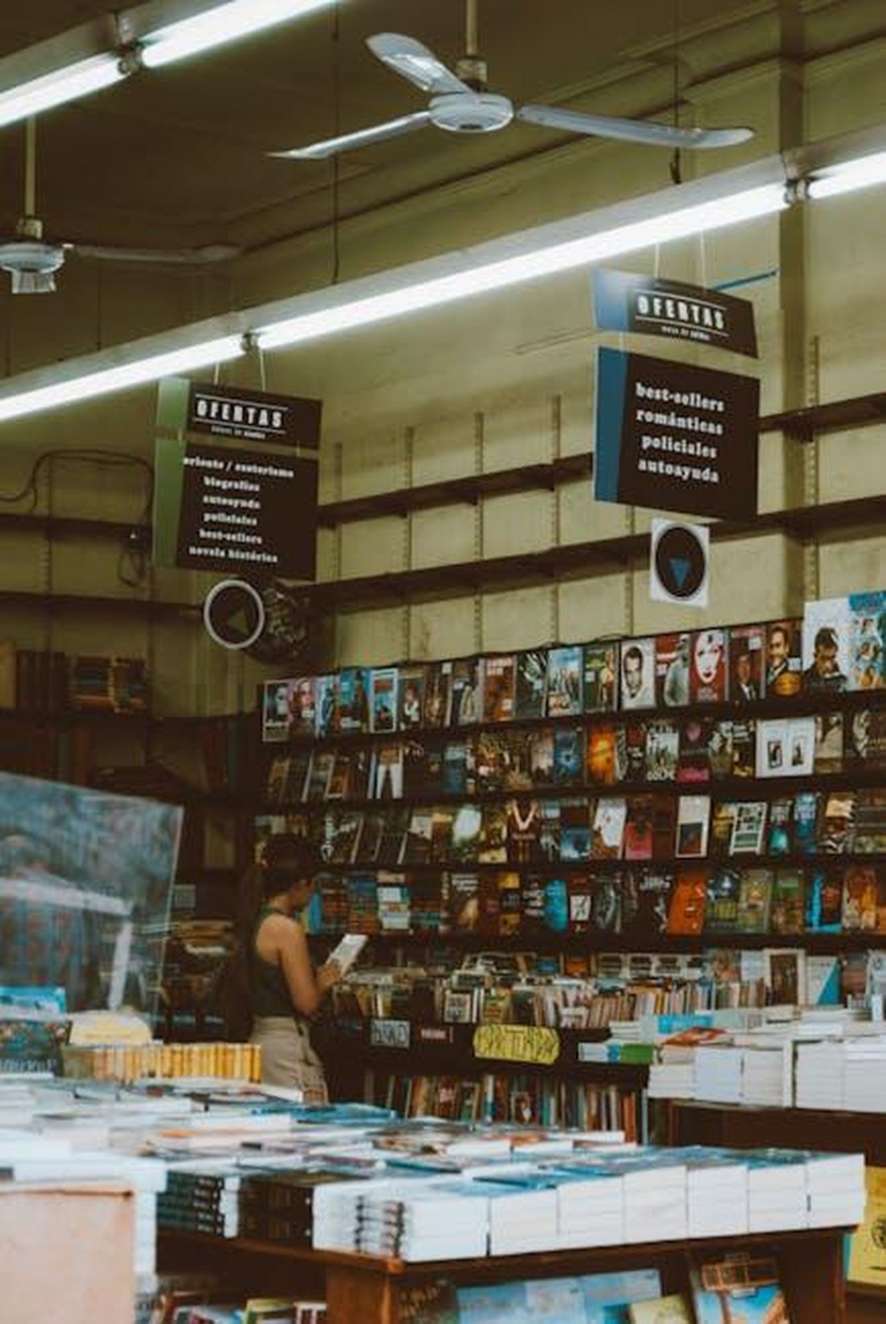 Testimonianze_degli_utenti_CGkm51sBmx - Confidenze24 Source: Lucas Agustín - pexels - Explore a vibrant bookstore in Buenos Aires offering a wide range of books and friendly atmosphere.
