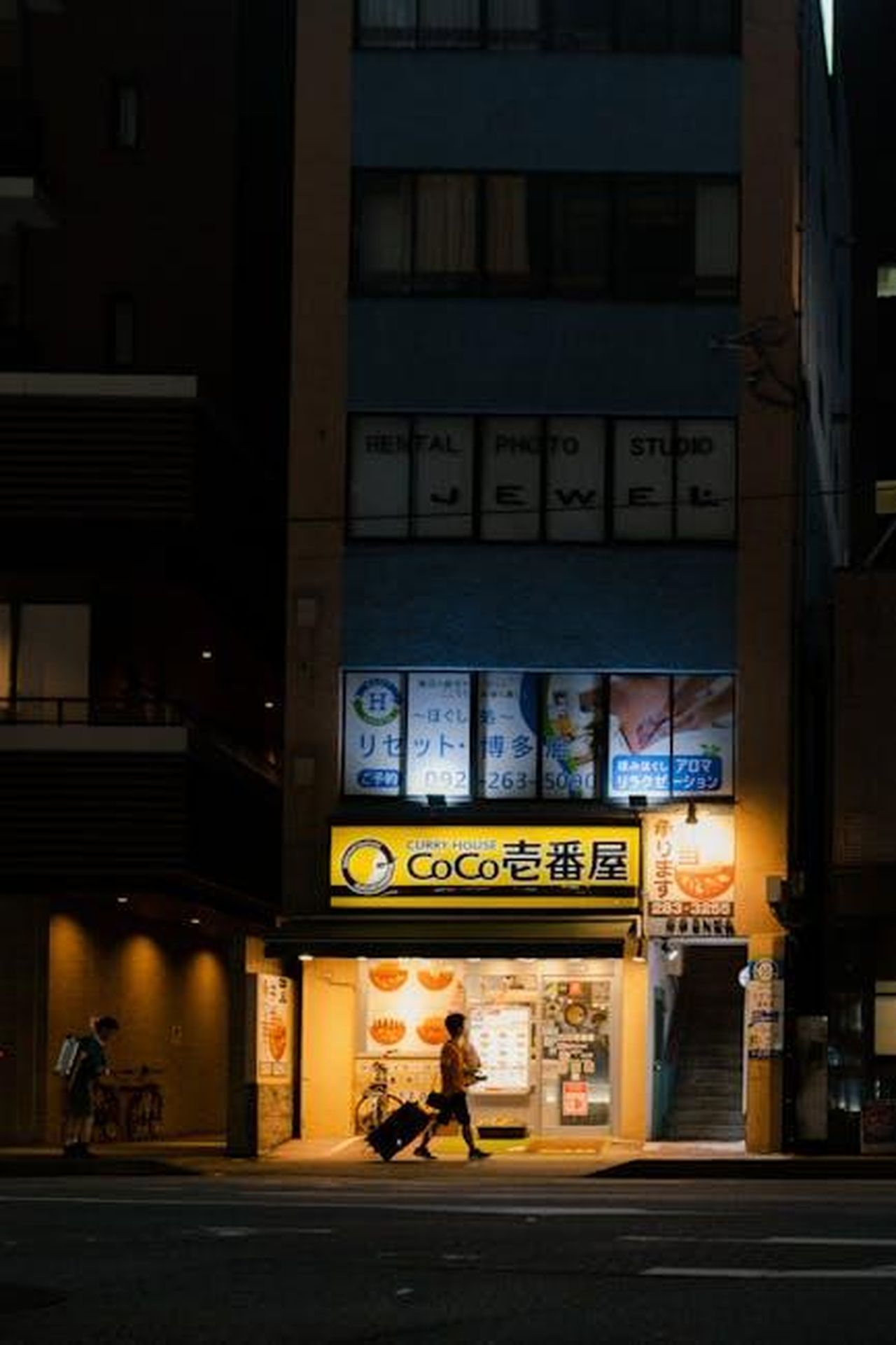 Testimonianze_degli_utenti_sul_Naturium_MultiPeptide_hdEhHapm20 - Confidenze24 Source: 떡이 민 - pexels - Atmospheric night view of Fukuoka street featuring a CoCo Ichibanya storefront.