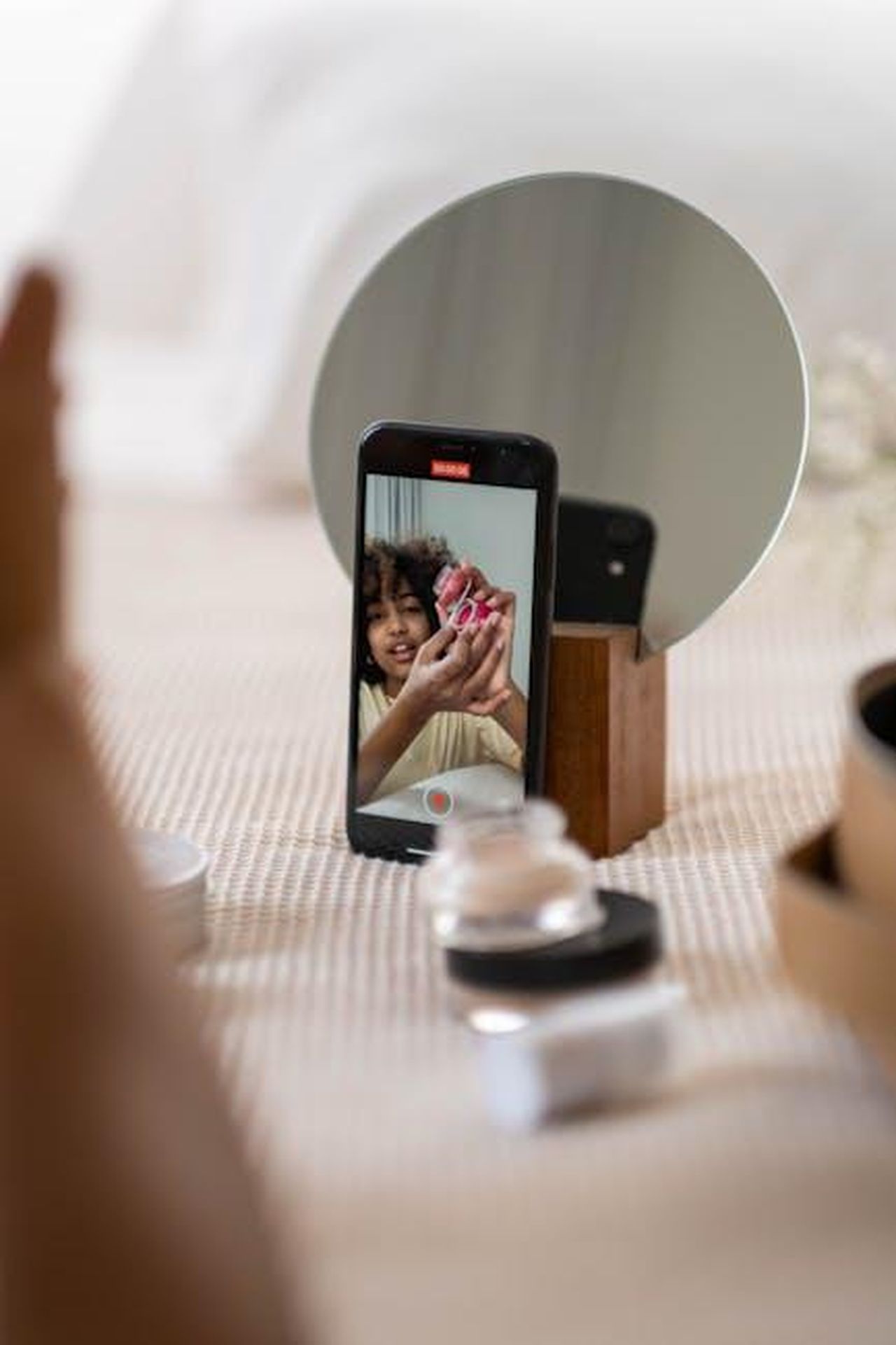 Testimonianze_dei_clienti_sul_correttore_Du2IPQ2KFS - Confidenze24 Source: Ron Lach - pexels - Young woman vlogger reviews beauty products in front of a smartphone, capturing engaging content for her audience.