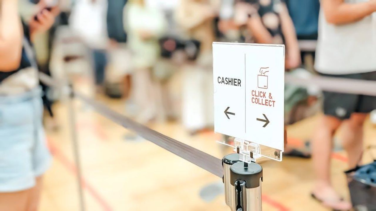 Testimonianze_di_Clienti_sul_Carrello_di_Stoccaggio_sWJ0quiyMm - Confidenze24 Source: wd toro🇲🇨 - pexels - Shallow depth of field. The image features cashier at the top and click and collect below, with a clean, modern design representing a self-service checkout or online order pickup system