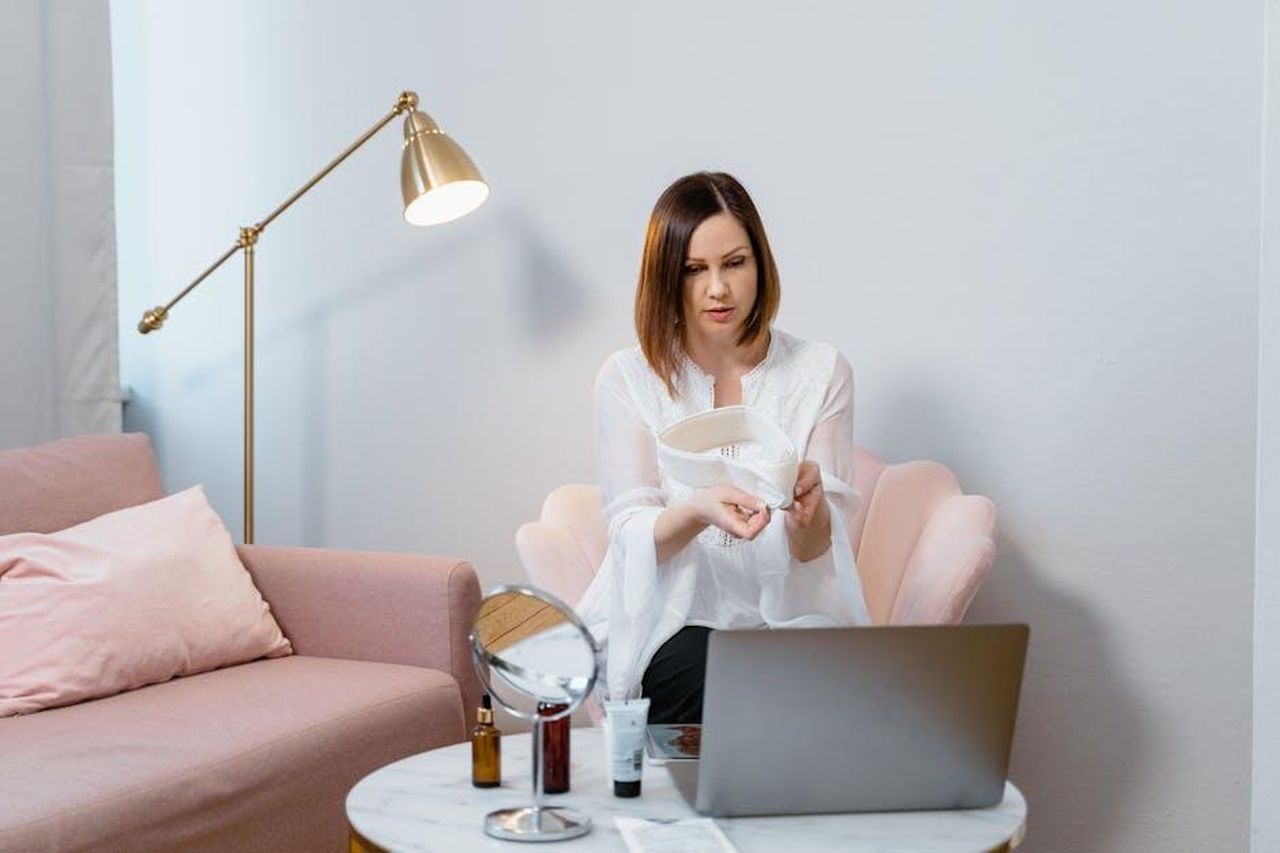 Testimonianze_e_Risultati_degli_Utenti_lZT4p8zYYk - Confidenze24 Source: MART PRODUCTION - pexels - Woman in white blouse demonstrates skincare products during video call.