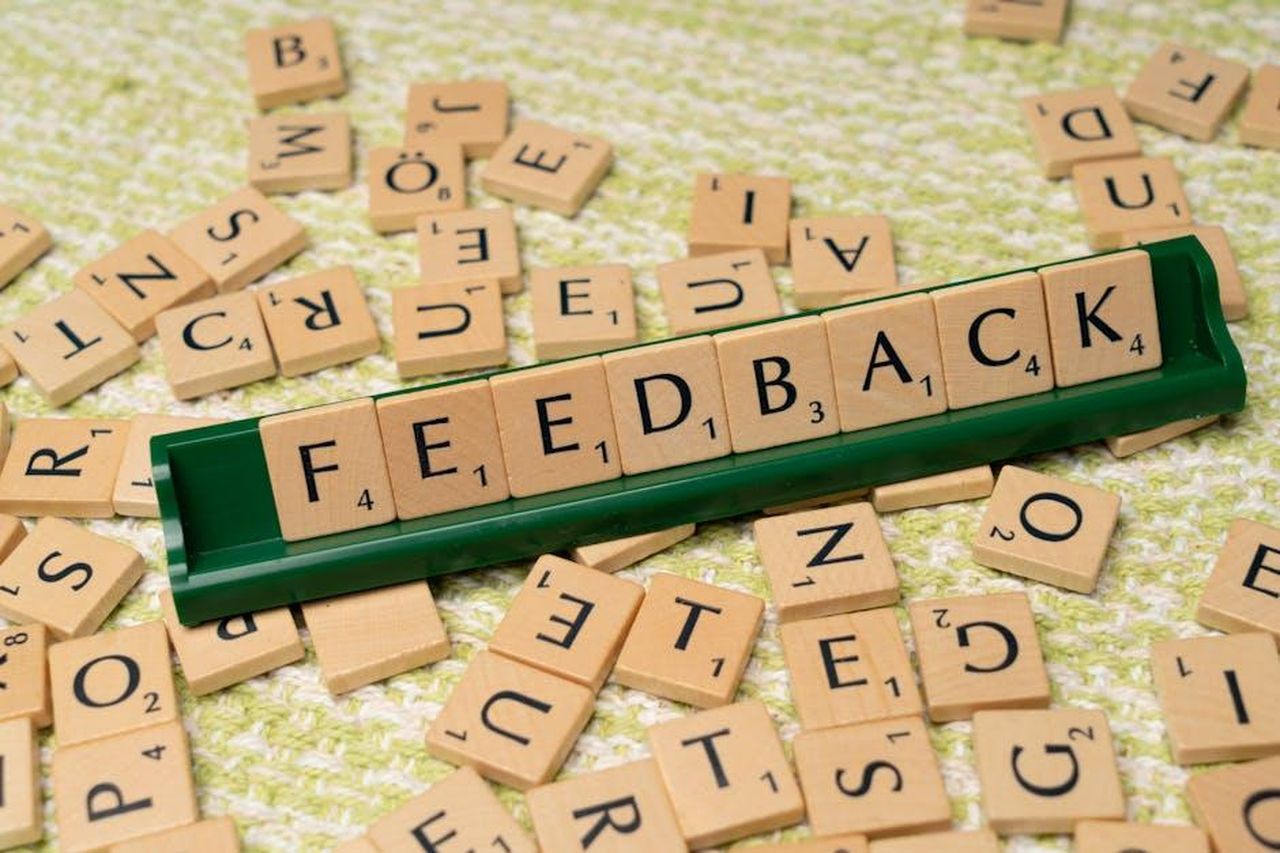 Testimonianze_e_risultati_dVtess25rP - Confidenze24 Source: Markus Winkler - pexels - Wooden letter tiles spelling 'feedback' on a green rack, representing communication and evaluation.