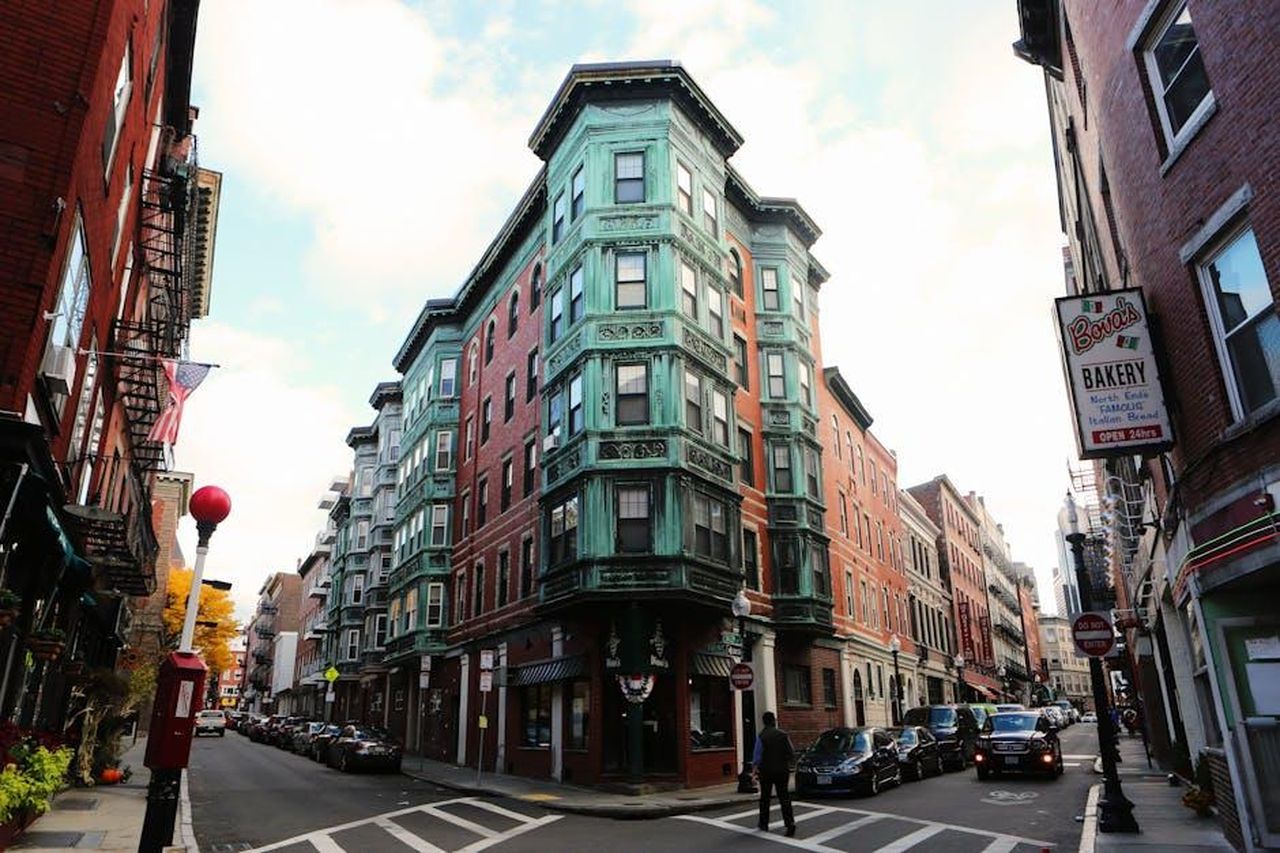 The_Neighborhood_Finisce_Dopo_l8_Stagione_hOGHw0vqW5 - Confidenze24 Source: Life Of Pix - pexels - Charming street corner with vintage buildings in a bustling city scene.