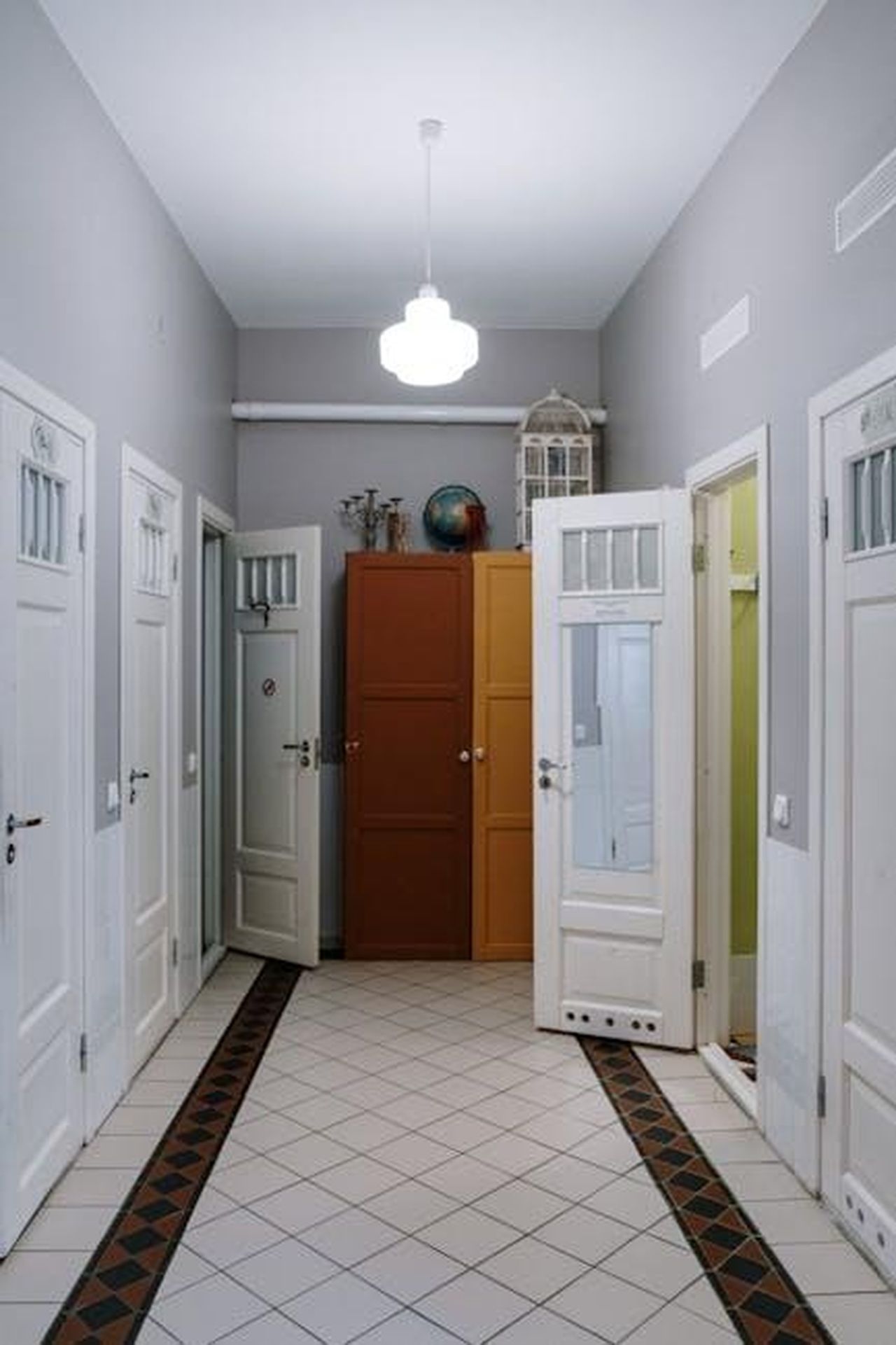 The_Way_Home__stato_rinnovato_per_la_Stagione_4_9WZdZ4bHcV - Confidenze24 Source: cottonbro studio - pexels - A modern corridor featuring open doors and decorative cabinets.
