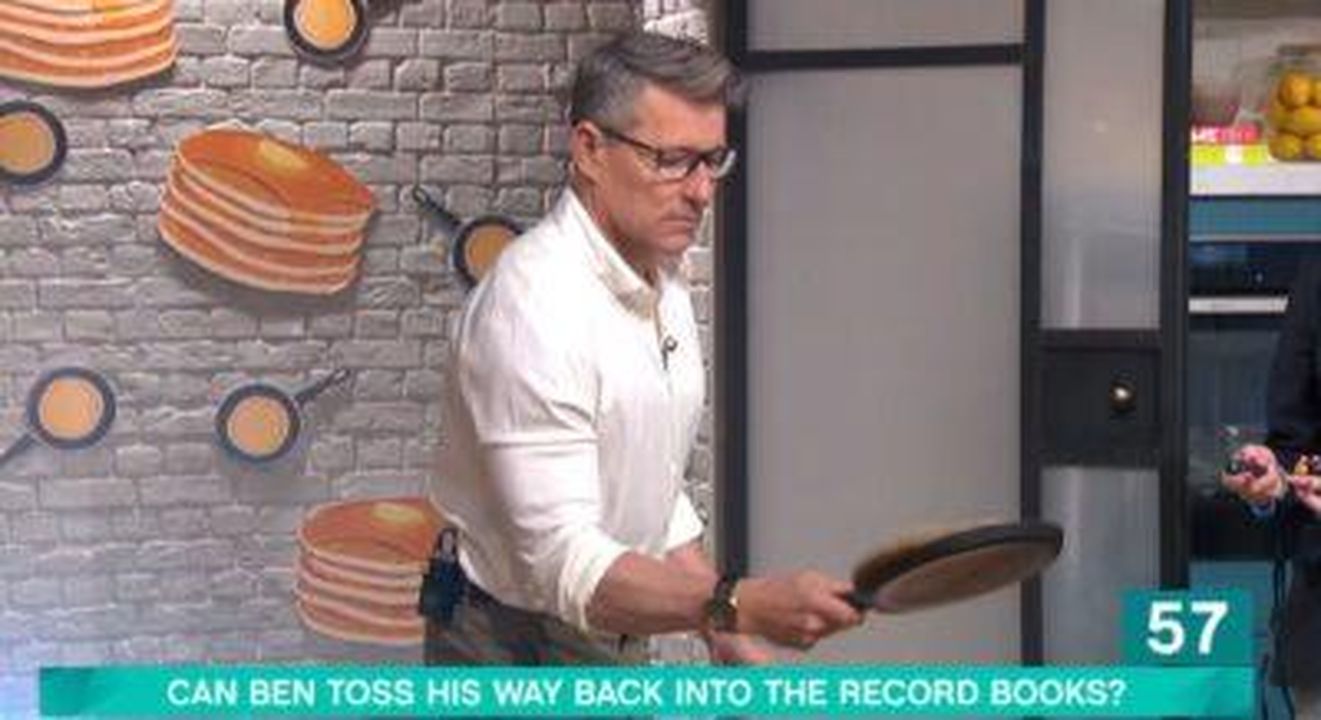 This_Morning_oggi__Ben_prova_a_battere_un_record_akepxVZZBI - Confidenze24 Source: ITV - - Ben mentre tenta di battere il record di pancake