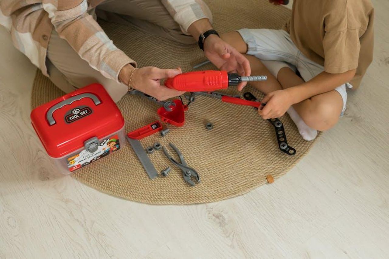 Thomas_parla_del_rapporto_con_suo_padre_s95aVNHV8H - Confidenze24 Source: Polesie Toys - pexels - A father and son bonding over a toy tool set indoors, fostering creativity and learning.