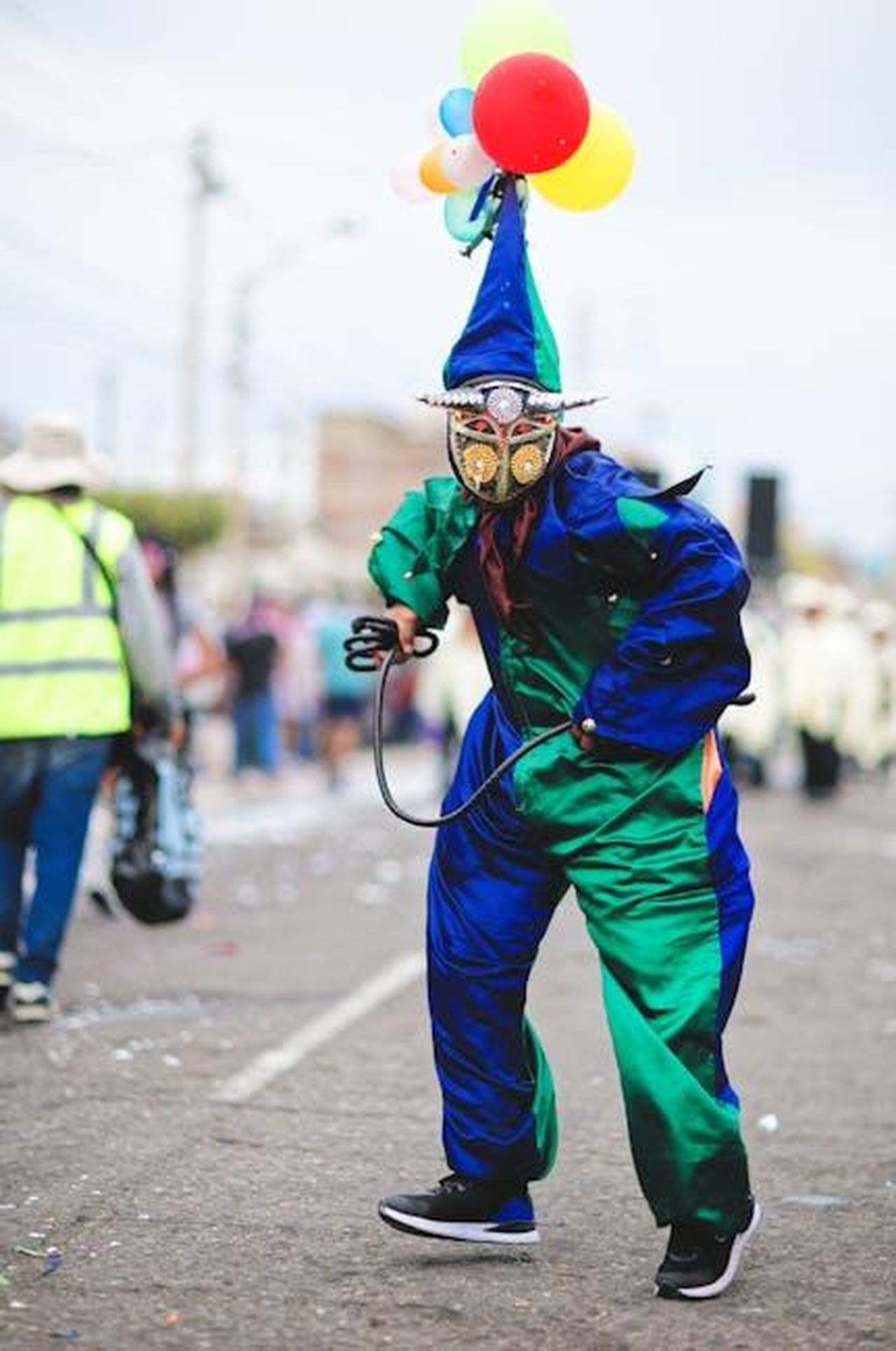 Timori_di_Gemma_dopo_il_pallone_gastrico_A3CfztYODg - Confidenze24 Source: Marco Alhelm - pexels - Masked carnival performer with balloons in Arequipa, Peru street festival