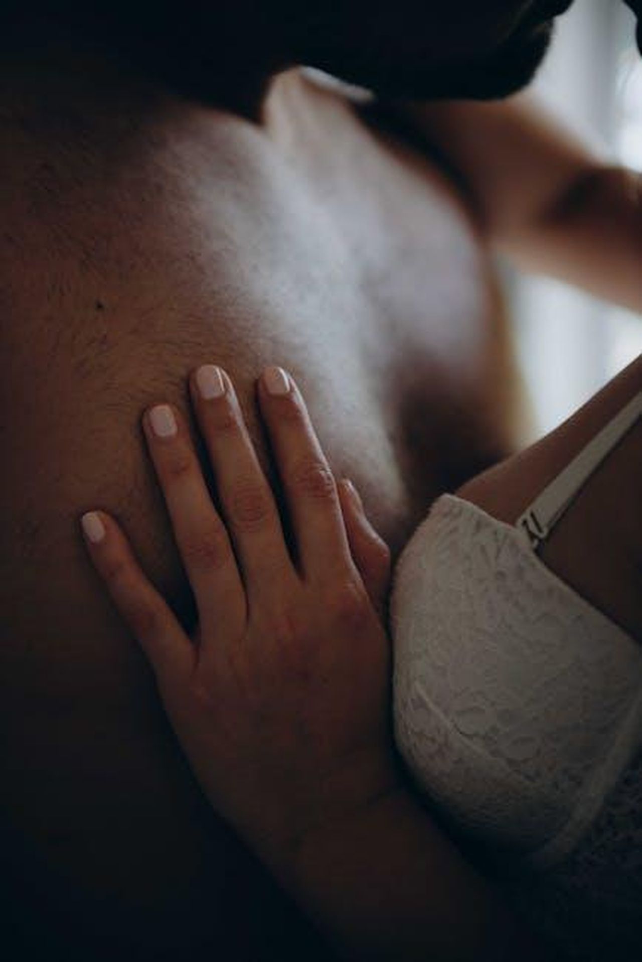 Tocco_fisico_lDEbK2Y444 - Confidenze24 Source: Ana Maria Moroz - pexels - A sensual close-up shot of a couple's intimate embrace, highlighting skin contact.
