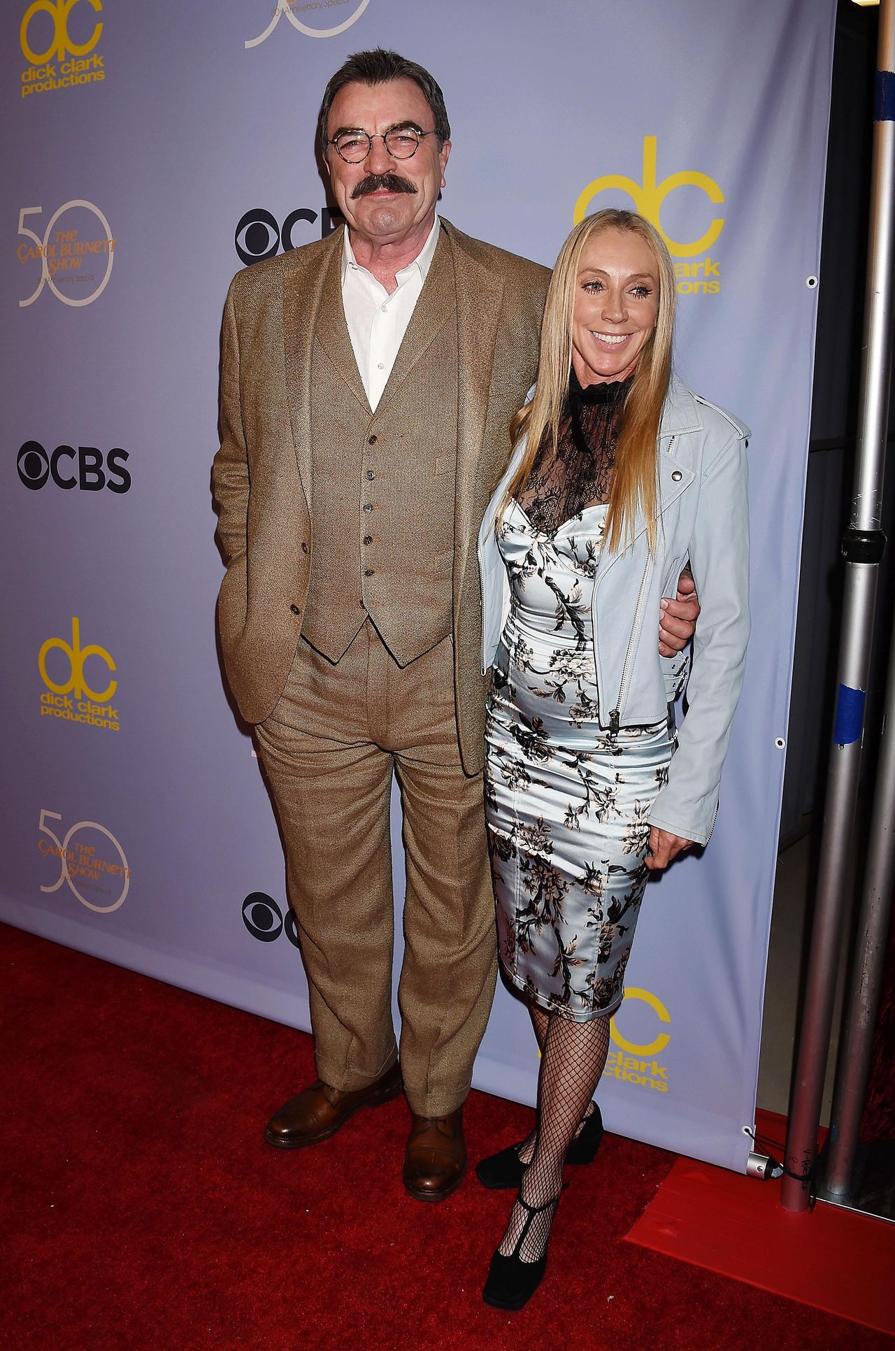 Tom_Selleck_e_Jillie_Mack_una_nuova_normalit_dopo_Blue_Bloods_hv5xXOZTMY - Confidenze24 Source: Jeffrey Mayer/WireImage - Closer Weekly - Tom Selleck e Jillie Mack
