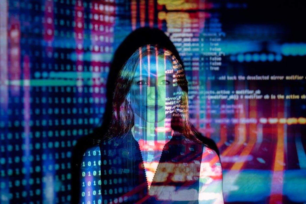 Tom_Selleck_parla_del_suo_futuro_dopo_Blue_Bloods_op9t6LG0bR - Confidenze24 Source: ThisIsEngineering - pexels - A woman with digital code projections on her face, representing technology and future concepts.