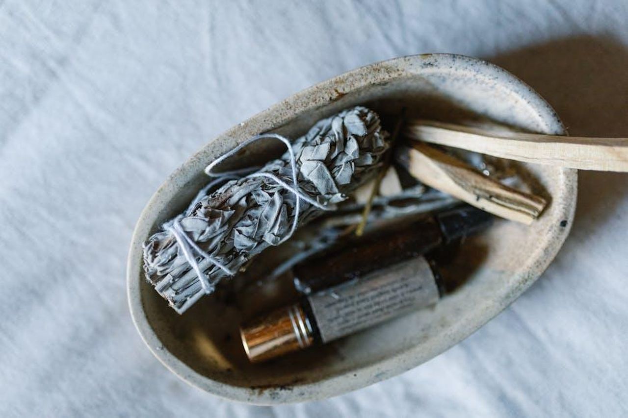 Toro_20_Aprile__20_Maggio_Lfryr2YpY6 - Confidenze24 Source: RDNE Stock project - pexels - A serene still life featuring a bundle of sage, essential oils, and wooden sticks in a rustic bowl.