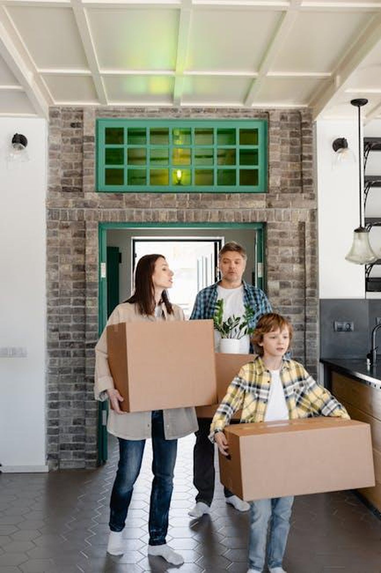 Toro_20_aprile__20_maggio_2Ad6Gp1ZBG - Confidenze24 Source: MART PRODUCTION - pexels - A family carrying boxes as they move into their new home, symbolizing new beginnings.
