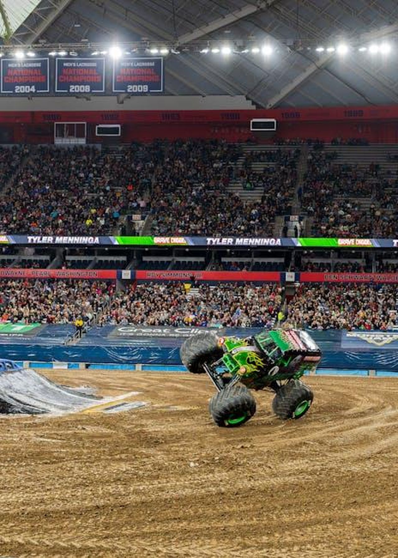 Total_switch_off_vkllVKP9wK - Confidenze24 Source: James Mirakian - pexels - A thrilling monster truck event with vibrant energy and roaring audience.