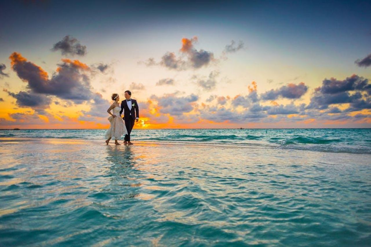 Toya_affronta_il_suo_ex_marito_prima_del_matrimonio_LU7D4TFn9F - Confidenze24 Source: Asad Photo Maldives - pexels - A young couple enjoying a romantic beach wedding during a vibrant sunset.